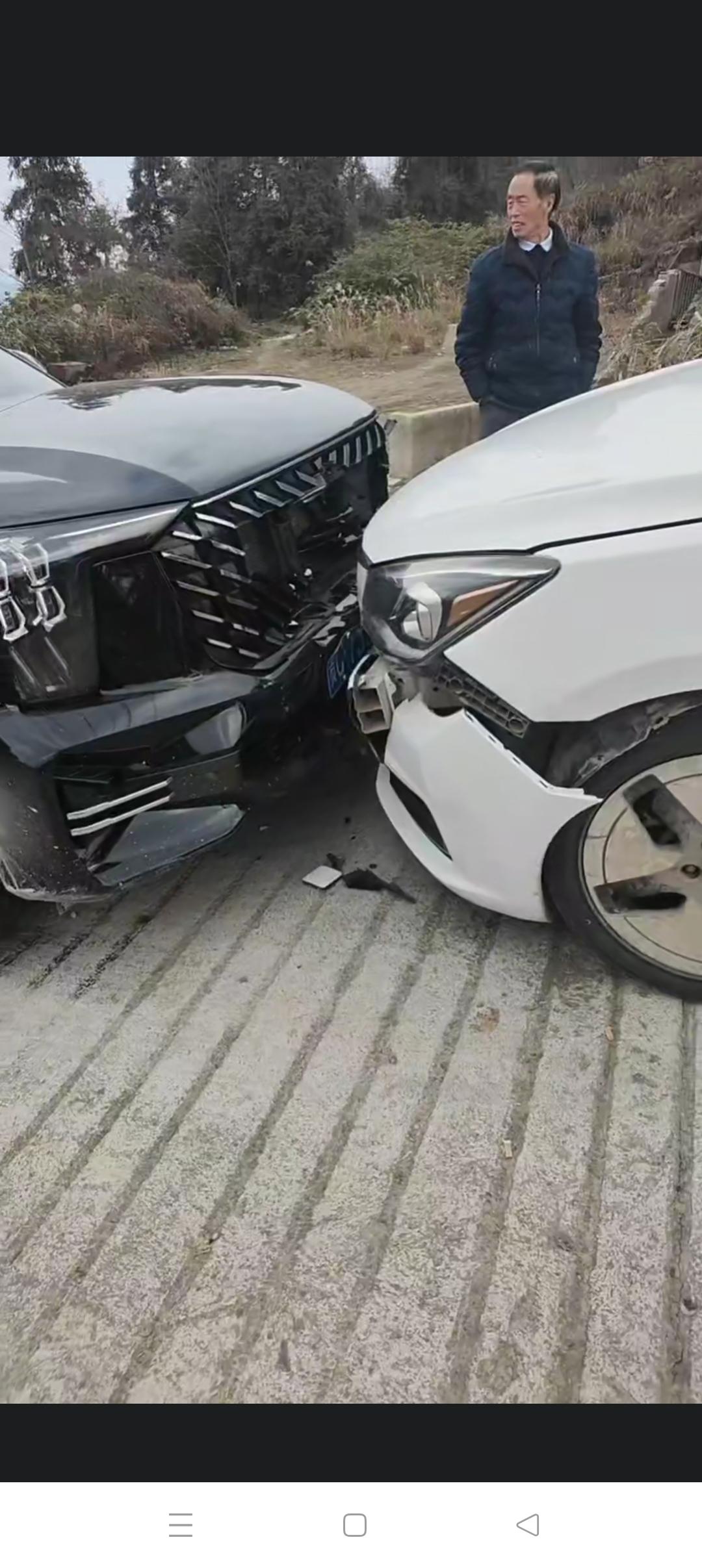 我看了越野车就是保险杠坏了其他是一点事都没有电车机盖都变形了保险杠也烂了但