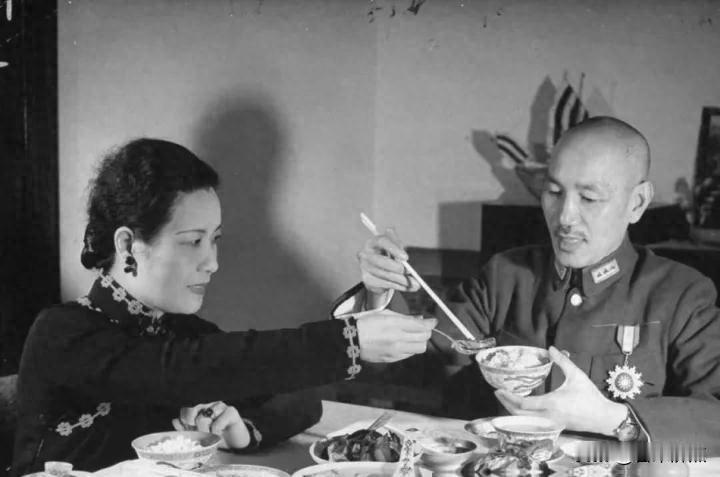 他烧了一辈子饭，最后连灶台都摸不着了，九个月后，人没了。宋美龄2003年10月