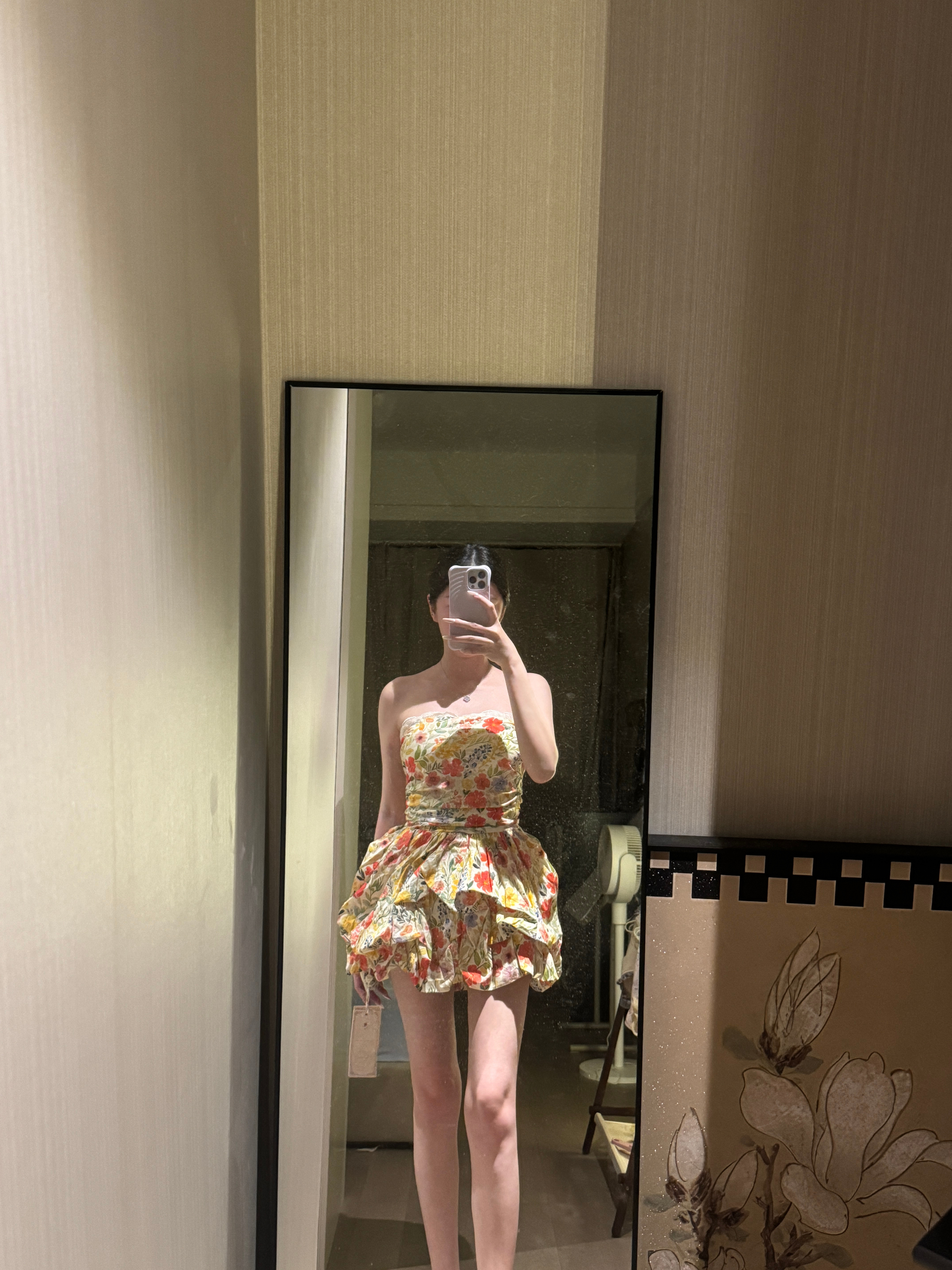 从一堆难看的裙子里挑出来一件还可以的花裙子～