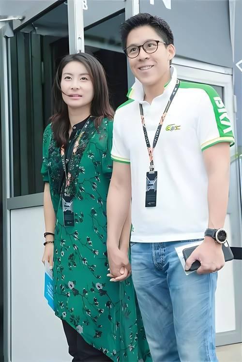 2000年，霍启刚第一次带女友回家。朱玲玲只看了一眼，便说：“你们不合适，分了吧