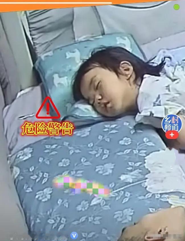 江苏icon一家三口妈妈睡前躺在床上玩手机，女儿和爸爸都已入睡，妈妈无意间一扭头