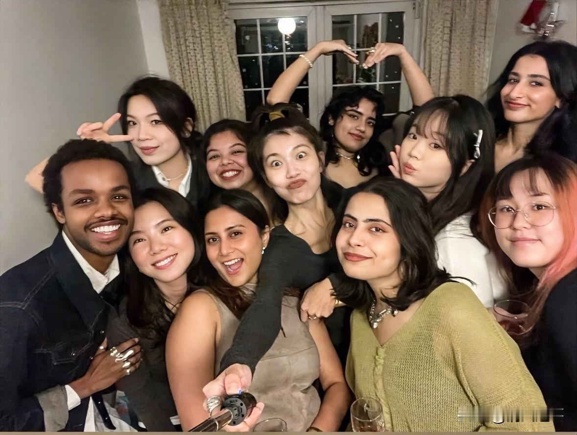 刷到一个在英国留学的博主，气急败坏地发视频怼“牢A”。说什么牢A只是个美国留