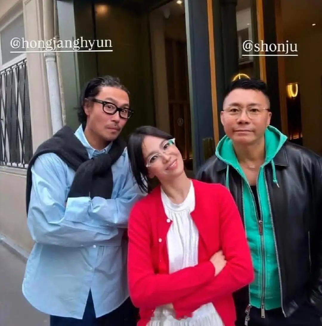 45岁宋慧乔和两名男性友人现身巴黎游玩，她打扮年轻时尚，她现实中真人看起来很瘦，