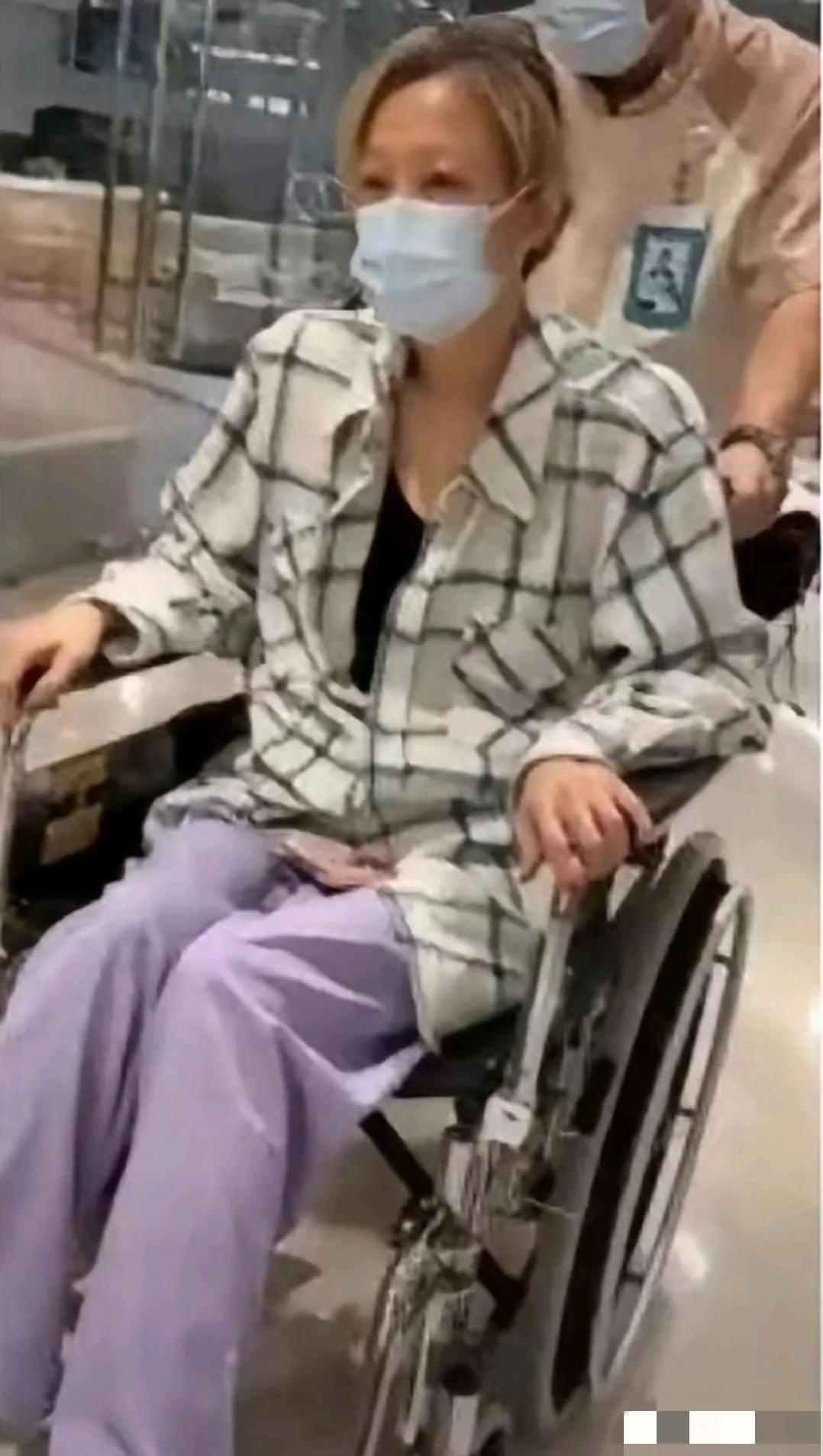 郑秀文在运动中不小心伤了腰，近日能拄着柺仗行走了，素颜的她面黄肌瘦，平板身材，眉