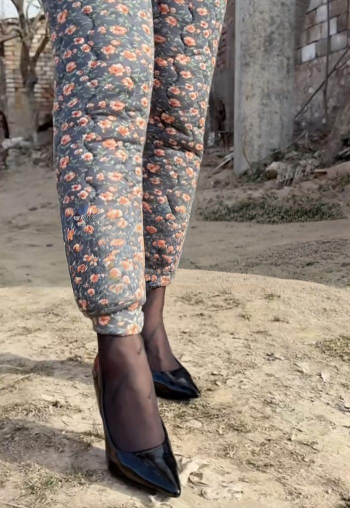 晒一晒你心目中的女神大年初二一大早，我们村的村花就穿戴整齐在大街上显摆开了！