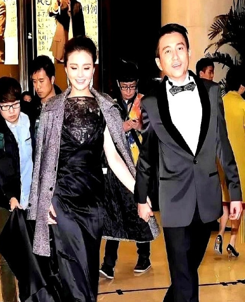 天啊！他们俩竟然是夫妻？那拍照左边那位打扮精致、气质优雅的难道不就是因《甄嬛