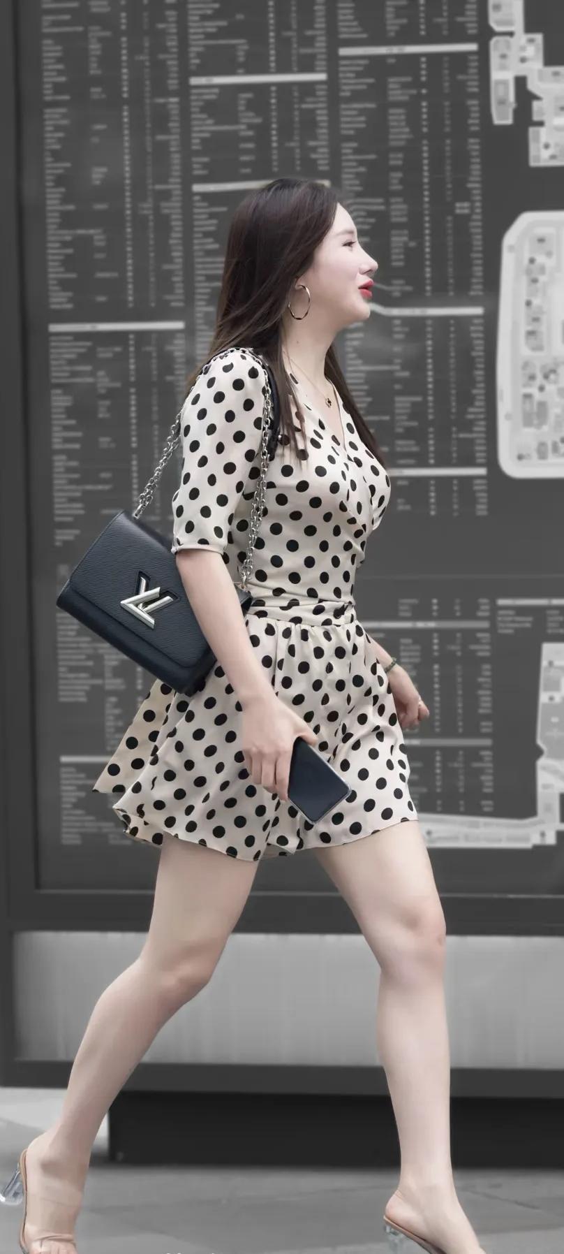 别人的屋檐再大，都不如自己有一把伞，不要在奋斗的年纪，选择安逸。