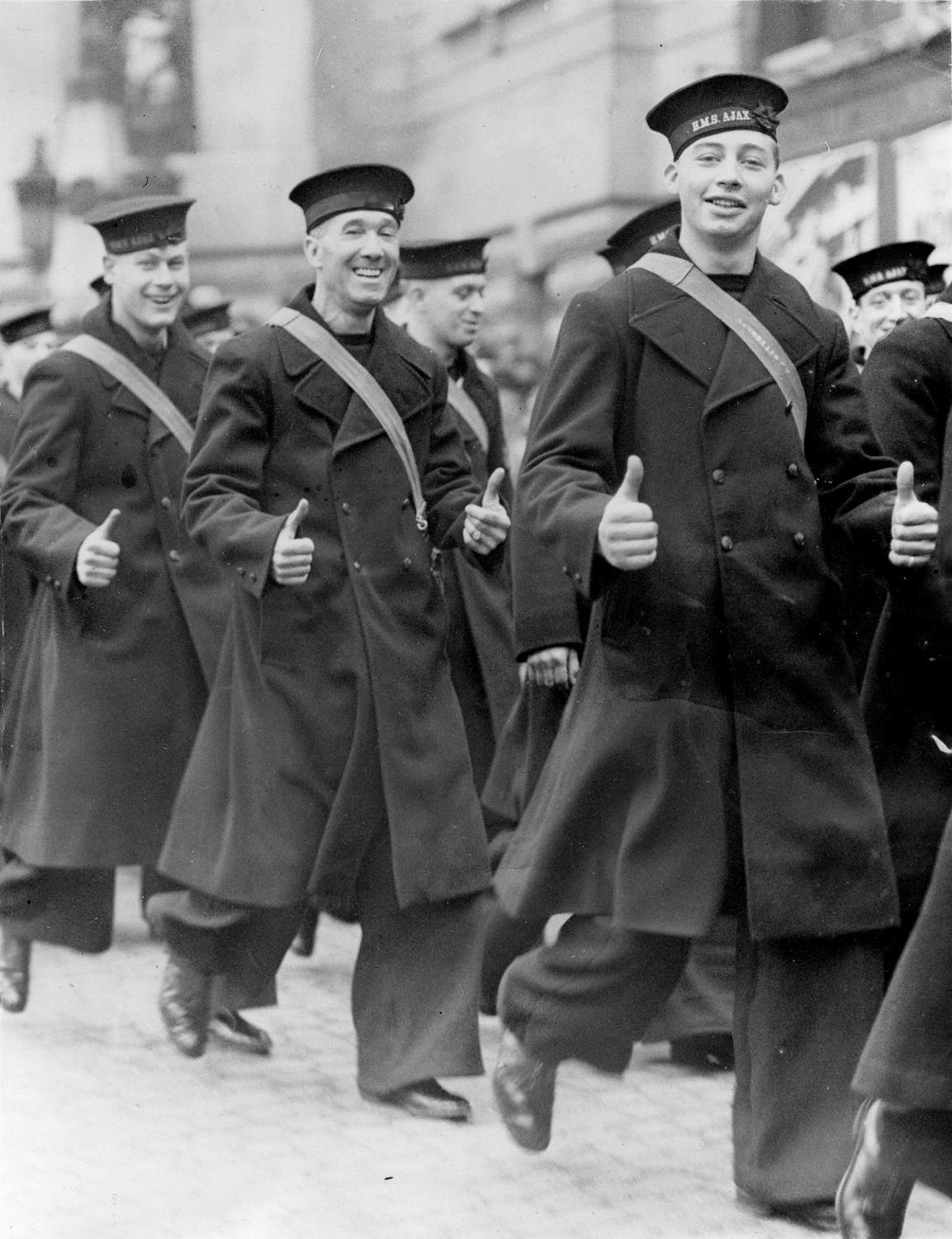 [呲牙笑]看把你们得瑟的——1940年2月23日，英国轻巡洋舰“阿贾克斯号”水兵