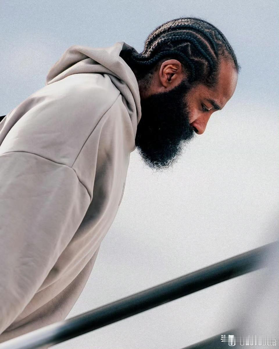 快船登机照曝光：全队严阵以待，大洛笑逐颜开！今天，快船队官方晒出了全队登机前