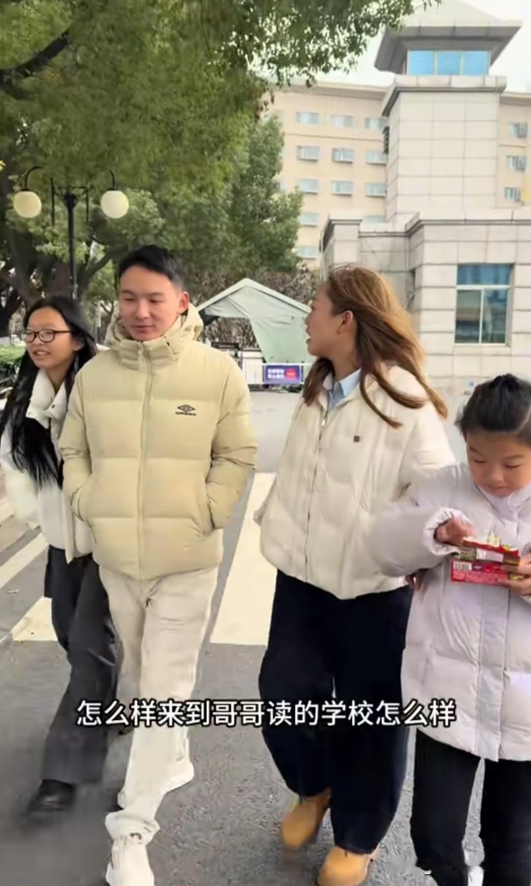 许建华带着四个孩子，还有海军一起到南京，和儿子谢浩男的起过元旦。在