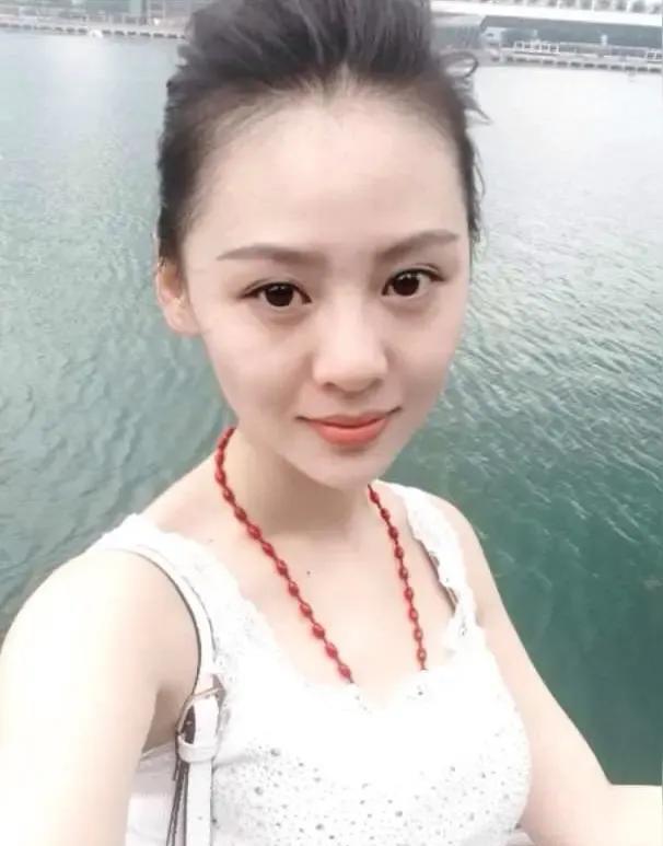 标题天然美颜引热议：从“滤镜依赖”到“本真回归”的审美革命盛夏，社交媒体上关于“