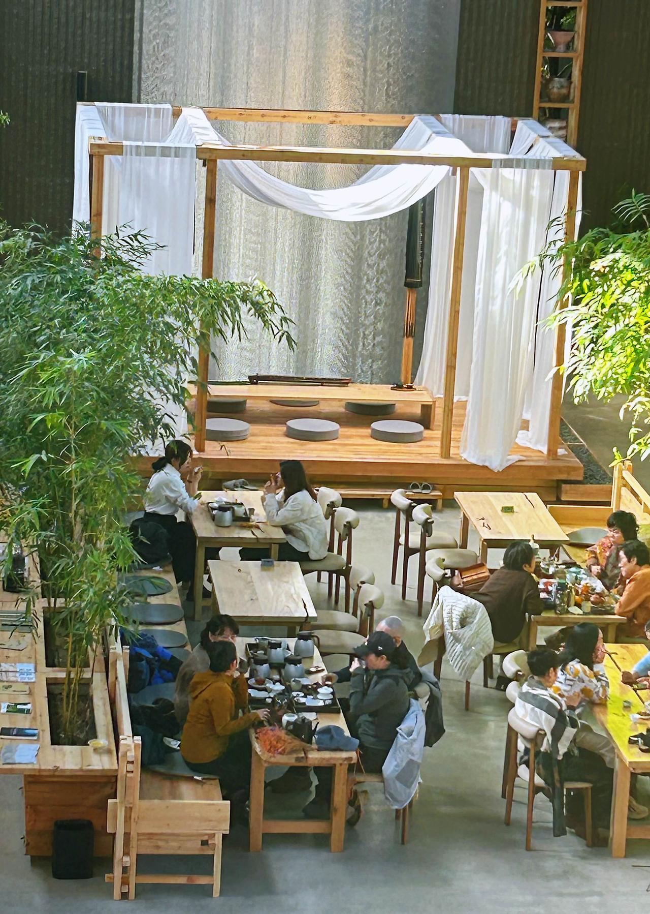 大连新开了一家举架8米高的大茶楼，人均30元即可喝到无限添水的古树红茶+一款茶点