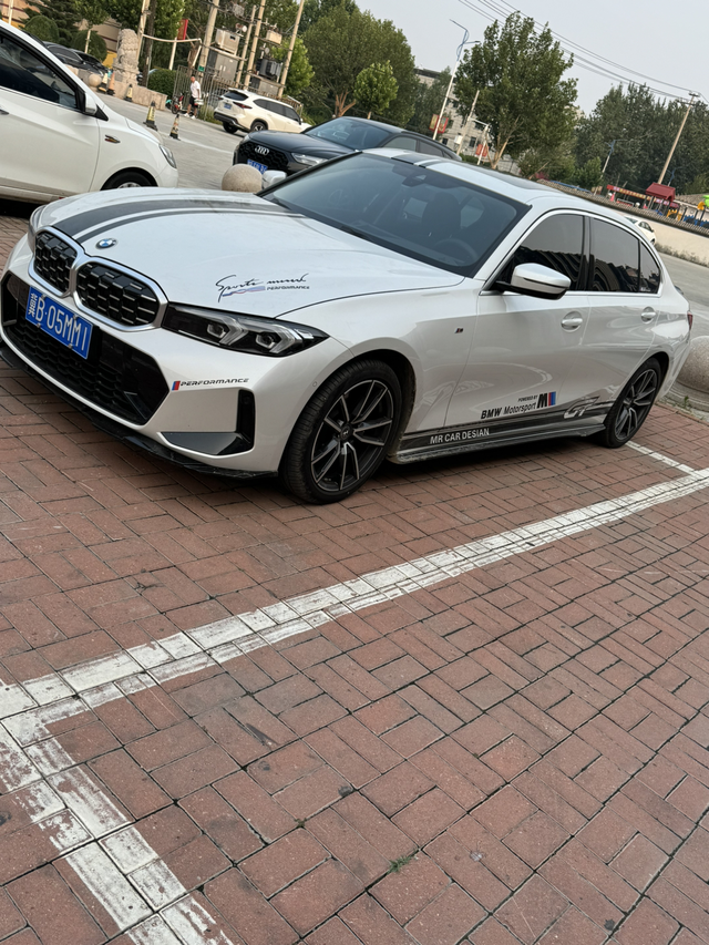 宝马3系马上提一年了的感受1、加速，这个价格的车，除了奔驰c，其余的都跑不过，