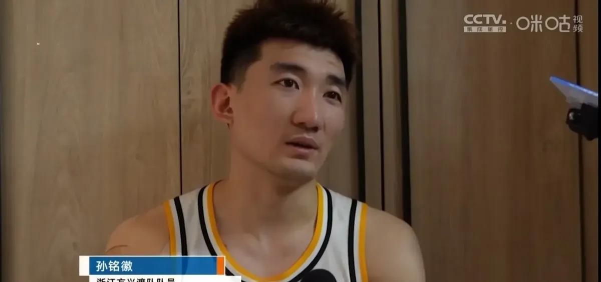 孙铭徽昨晚赛后直言：骂声与掌声都是动力。在更衣室里，孙铭徽面对记者的提问，显得