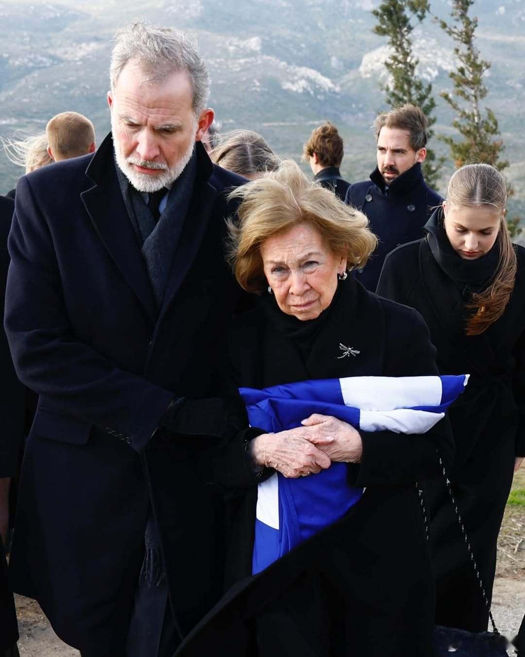 西班牙王室🇪🇸希腊王室1月19日，艾琳公主的灵柩下葬王室家族墓地塔托伊公墓