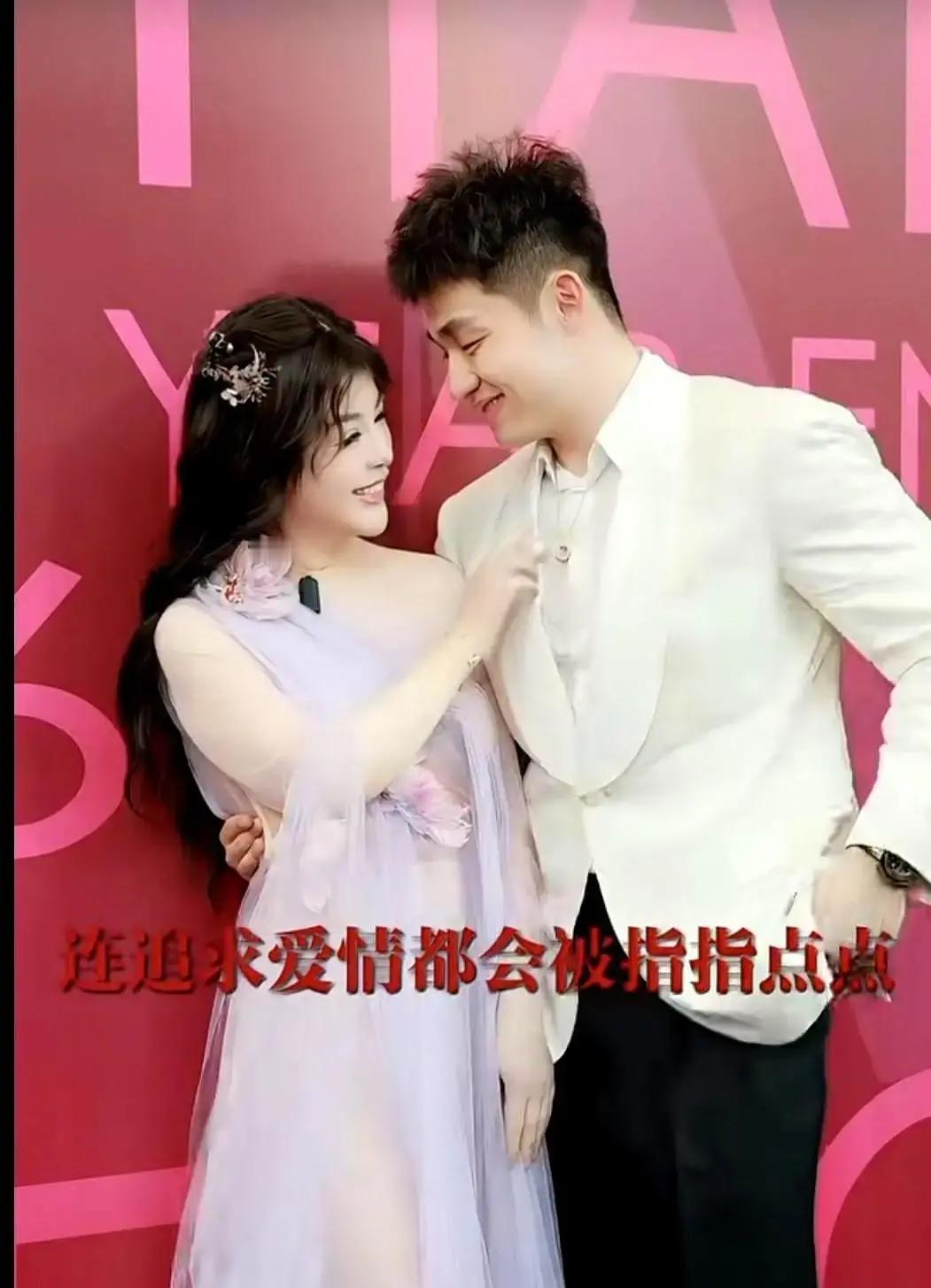 刷到个55岁大姐给25岁男友砸5000万的段子，我直接笑出声。评论区一水儿“