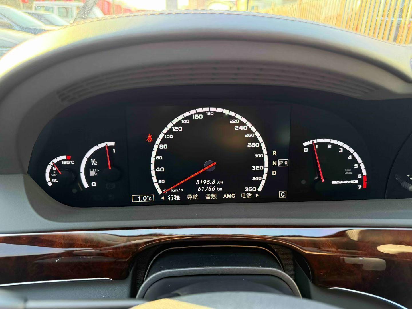 在2012年，斥资329.8万并悬挂京A8纯数字号牌的大哥在20