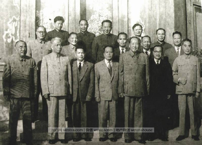 毛年谱1962年10月5日下午，在中南海颐年堂会见由武元甲率领的越南军