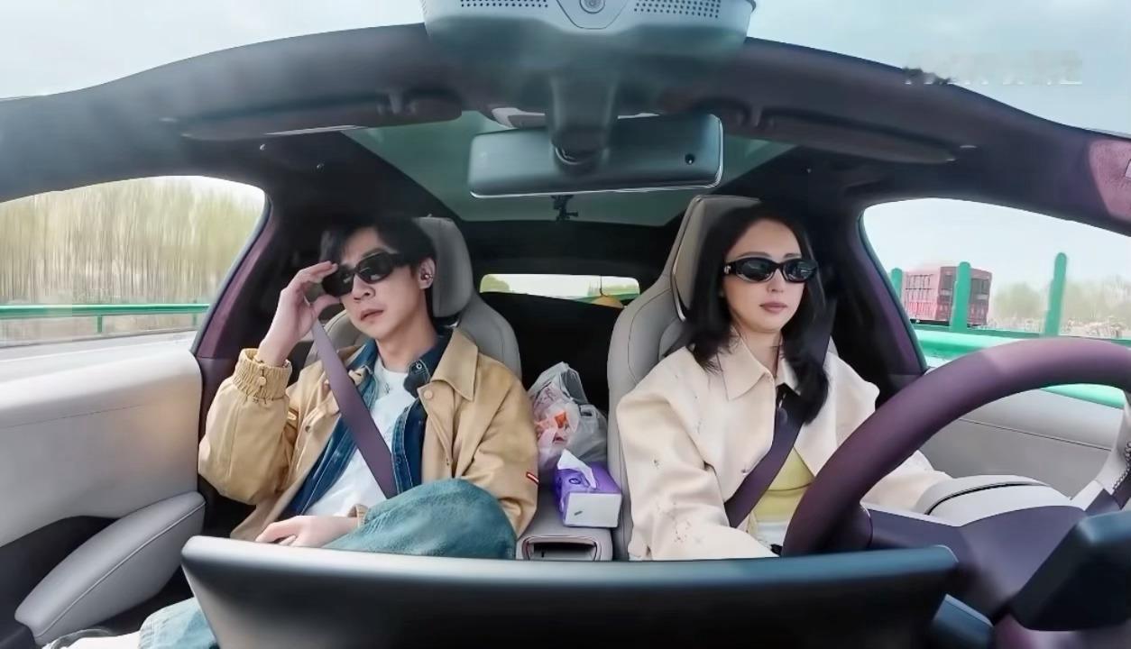 我笑到不行……张维伊脱敏成功，在喜人最新期节目里cue自己的金表梗和耳机梗[笑c