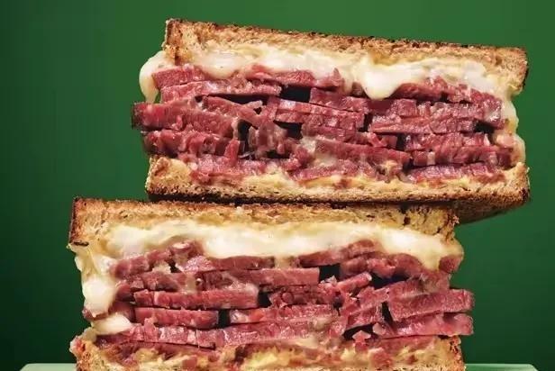 军队只有吃肉战斗力才高，像英国皇家海军，虽然咸牛肉和木头一样硬，饼干放桌上自己会