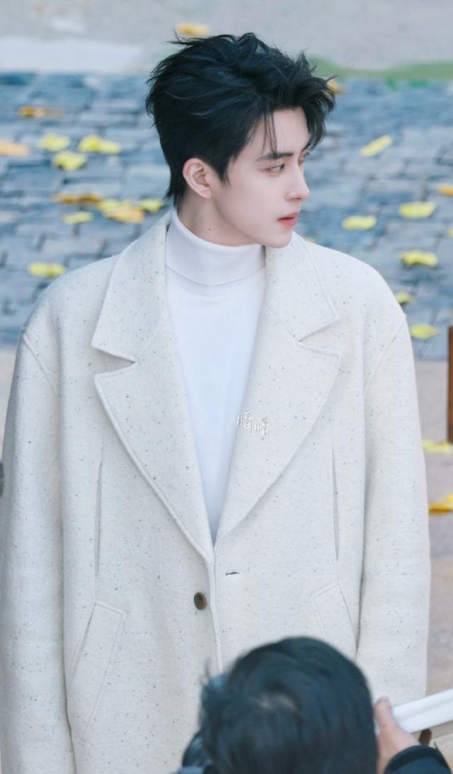 敖瑞鹏真的挺有大爆相！他《不二之臣》白衣路透又出圈了，这部现偶有可能让他大爆，