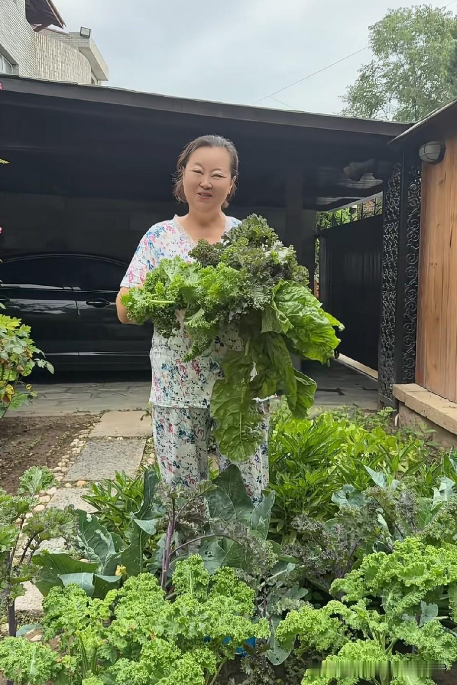 乍一看还以为是个农村大妈，但一听那独特的声音，就知道是老演员方青卓，她说；“下雨