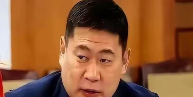你去蒙古国待几天就会发现一个特别拧巴的现象。乌兰巴托街头的年轻人，嘴上骂着中国，