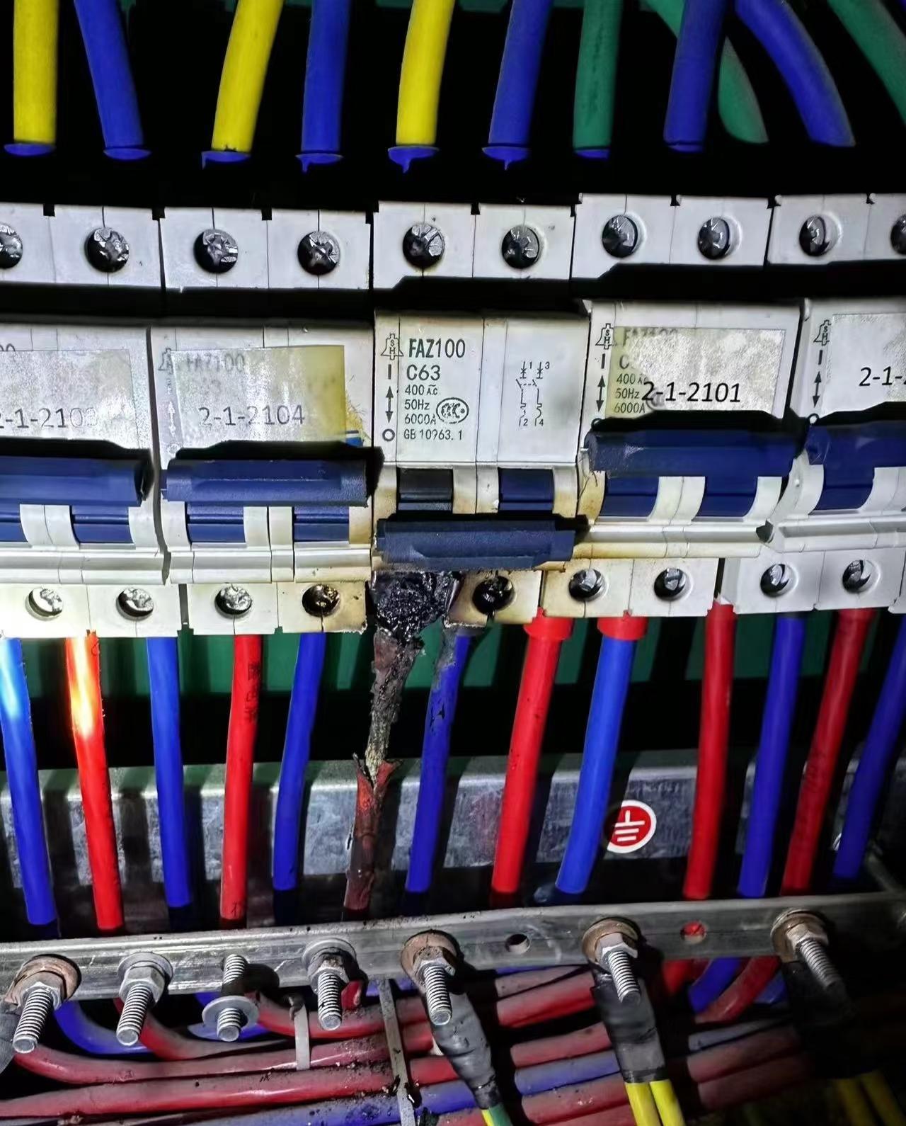 各位大佬看一看，在物业公司给一个业主换了一个新空开收了他100元，这是亏还是赚，