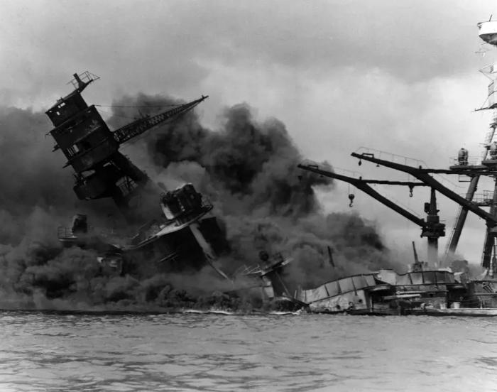 1941年，日本炸了珍珠港，2403名美国人死亡，太平洋舰队几乎全毁，罗斯福宣布