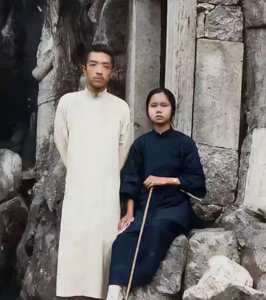 1923年9月，胡适带着已经同居的表妹曹诚英在杭州烟霞洞游玩时，留下的一张合影，