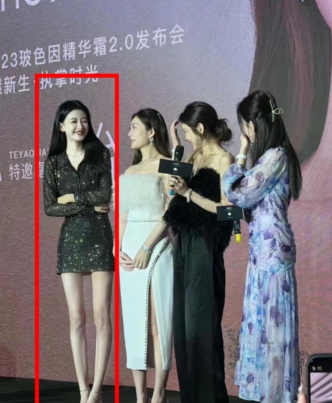 没有美颜和滤镜，在同框对比之下，还是左边的这一位是最好看的，身材高挑，皮肤有白嫩