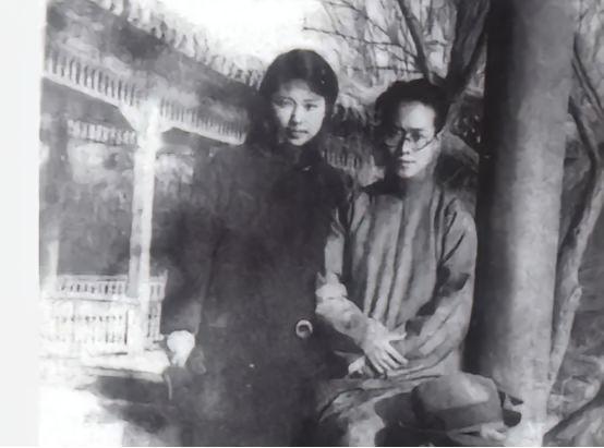 1929年，沈从文难以抑制内心的喜悦，给自己的女学生张兆和，抖动地手，写下一封情