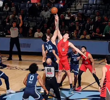 杨瀚森隐藏天赋：跳得高！手大协调性好！第一，观察和扎克伊迪的跳球，甚至差点跳赢