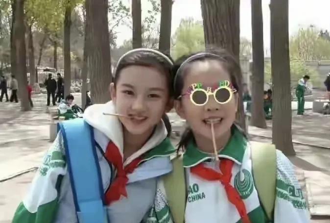 #宋祖儿#近日，宋祖儿小学时期的照片在网络上悄然流传，瞬间引发热议