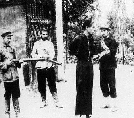 民国时期，陕西地区匪患猖獗，周寿娃是当时十八股土匪首领之一，素来十恶不赦。他臭名
