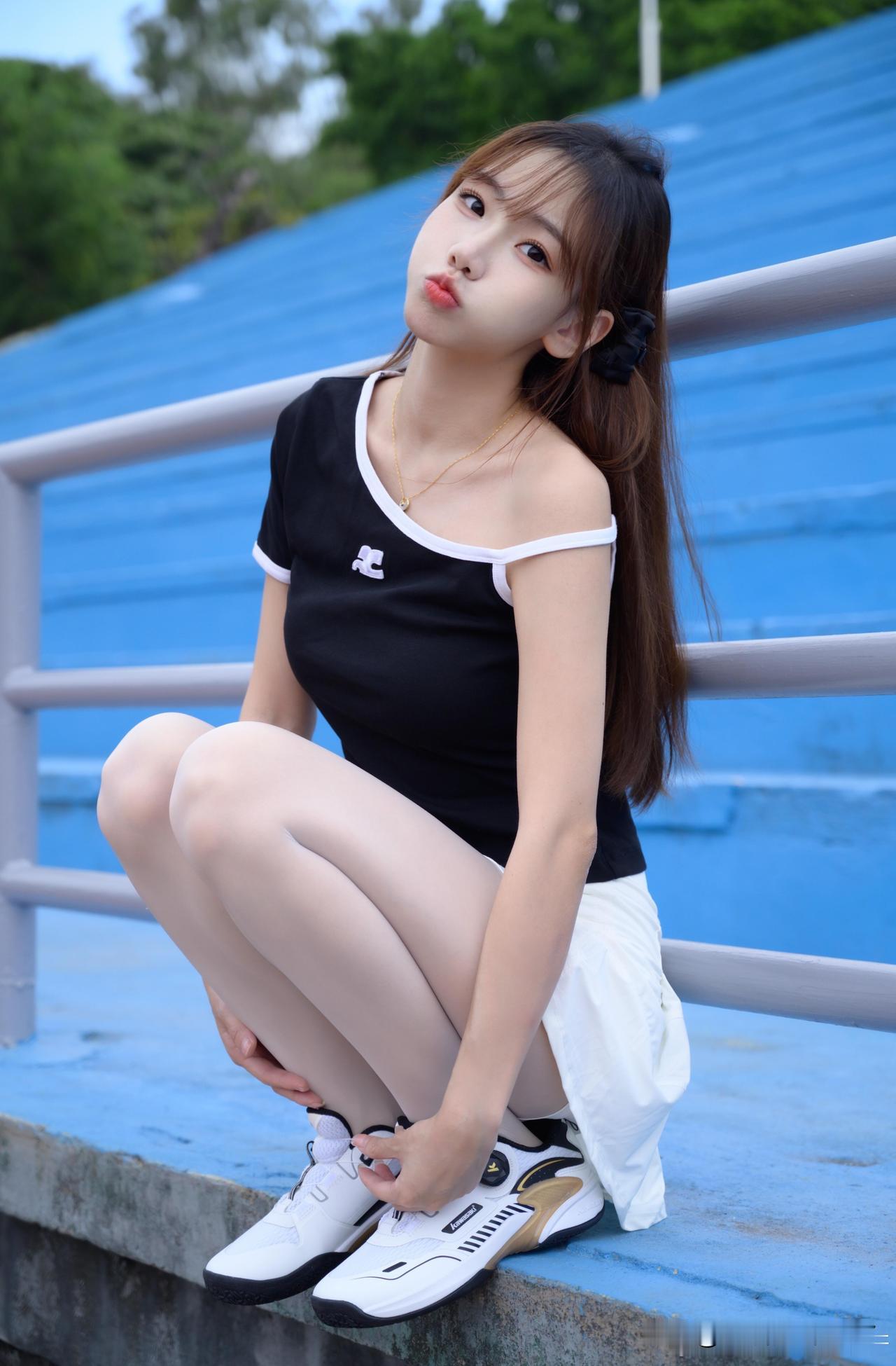 青春少女，蓝天下，运动鞋，活力满满！🌞👟💃