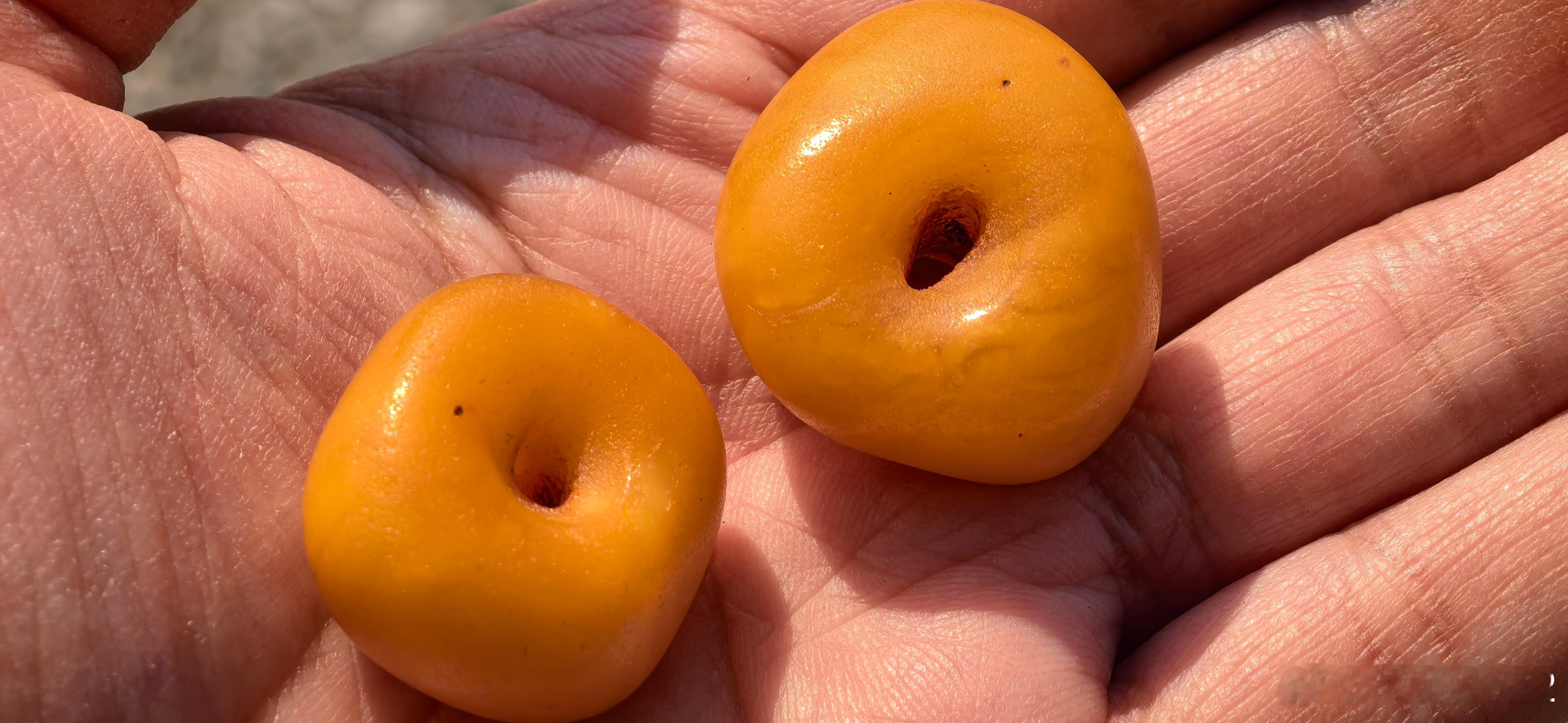 俩大墩子据说18世纪的东西。文玩蜜蜡收藏