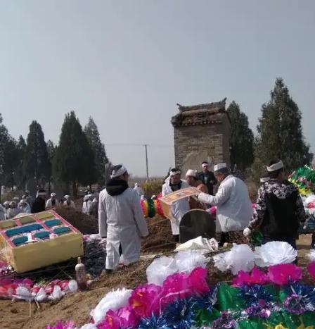 只要参加过白事，你就会明白，遗体还躺着，还没火化，除了至亲，其他人，哪怕是亲侄子