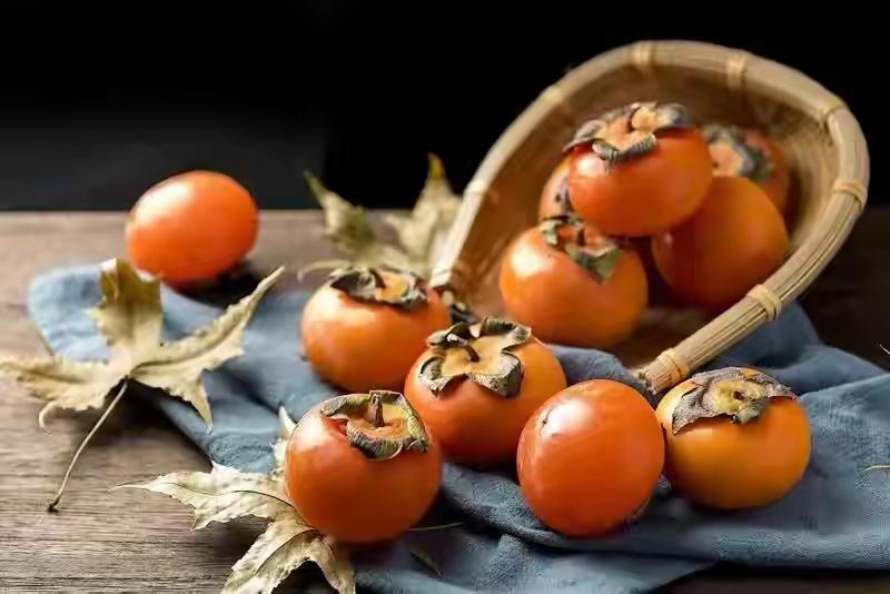 最近有个新闻挺吓人的:一位女士因为连着吃了好几个柿子,结果肚子胀痛难忍,去医院一