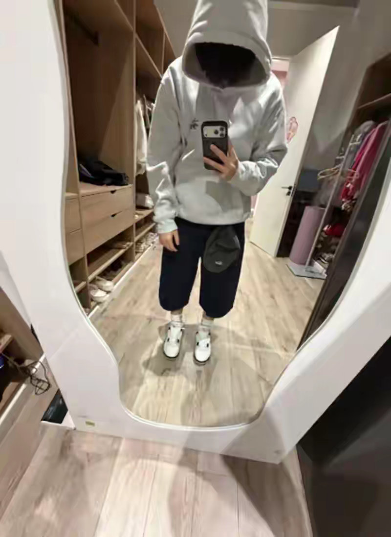 胡可14岁儿子安吉晒英国留学生活，独居60平套房超惬意，两面墙衣柜收纳满满，西餐