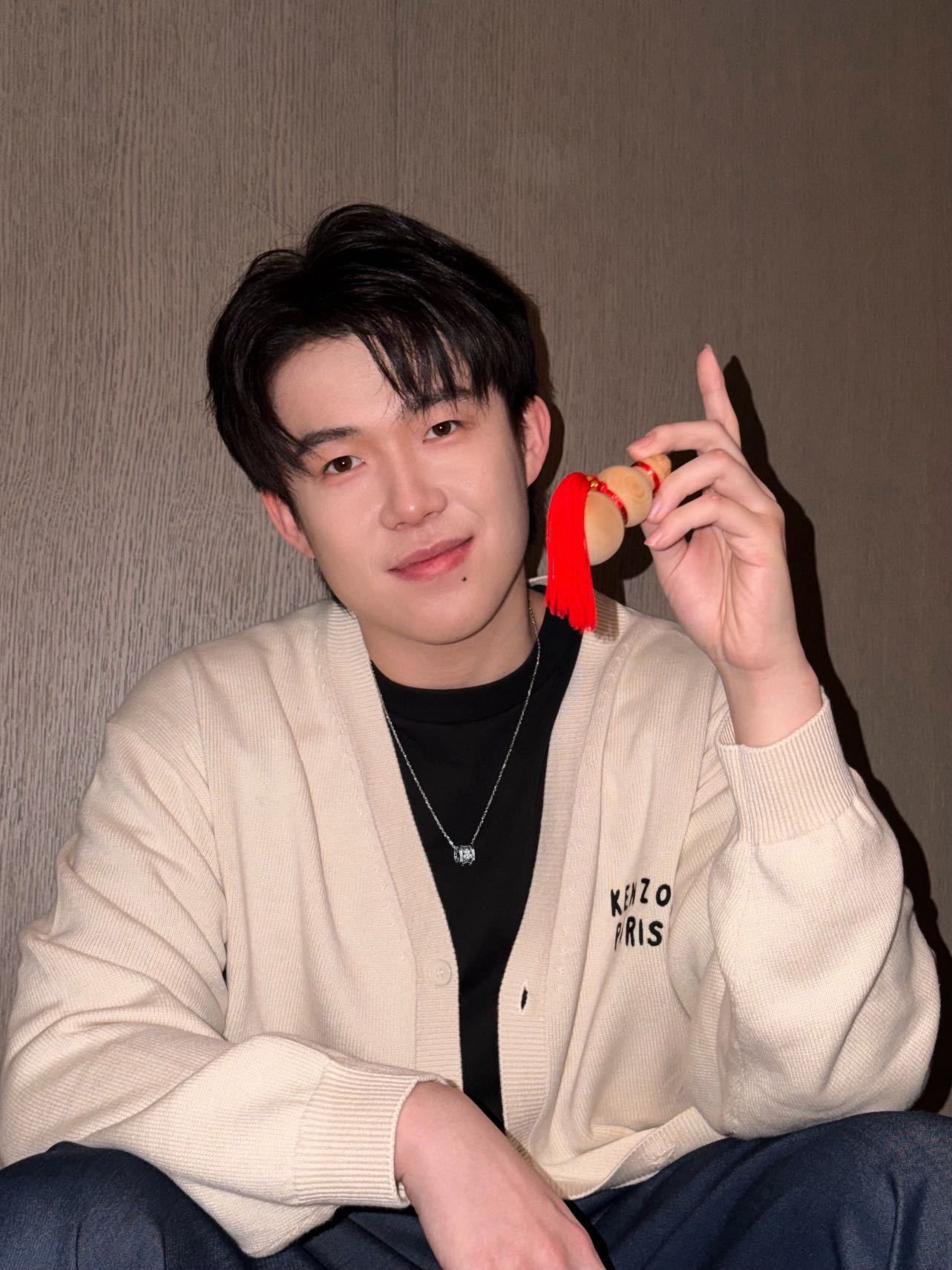 王楚钦全新私服来袭，身着针织开衫搭配黑T，佩戴Qeelin麒麟WuluEte