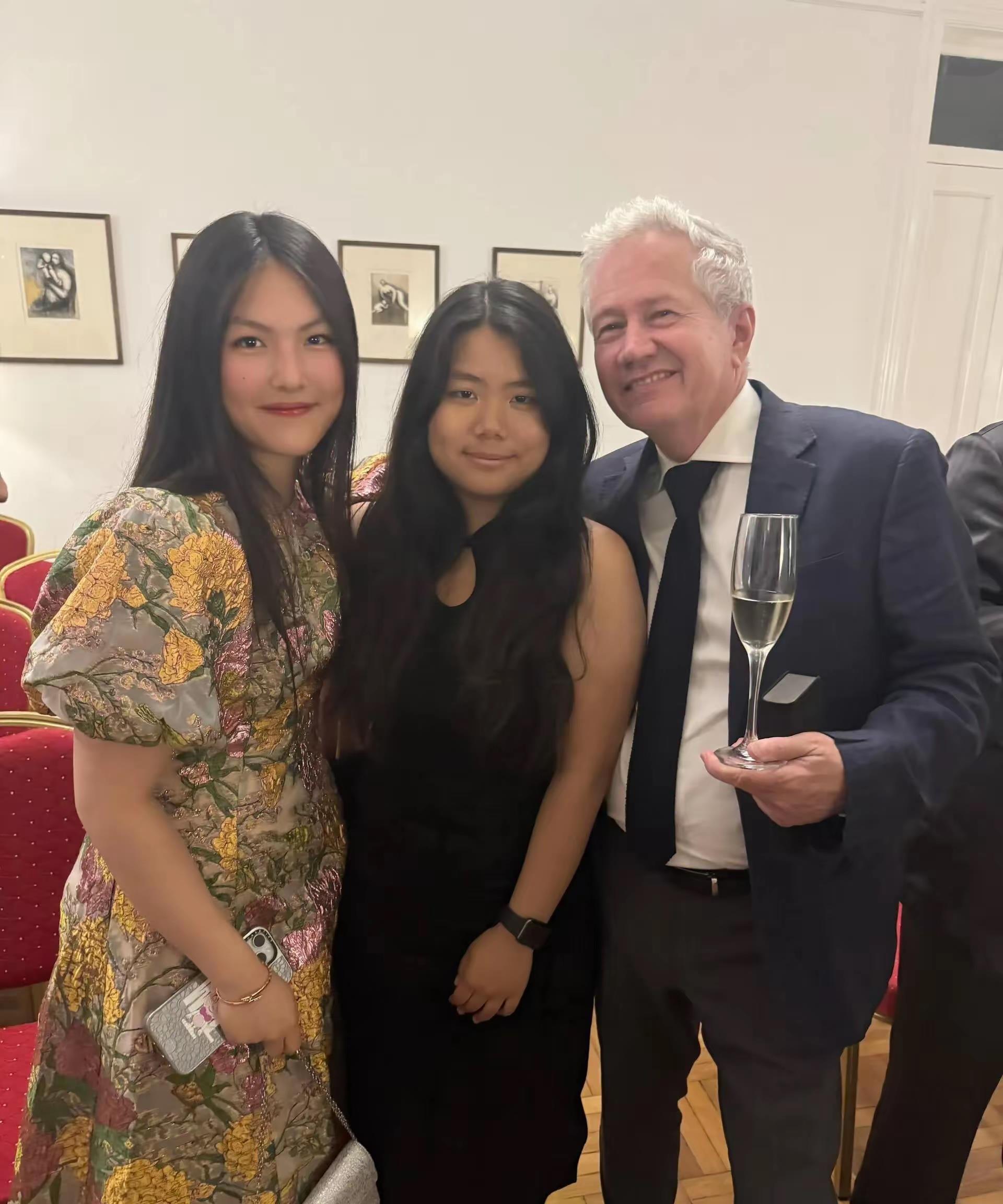 哇塞！李湘又带着王诗龄见英国大使了，她穿白色西装瘦两圈，王诗龄腰好细……