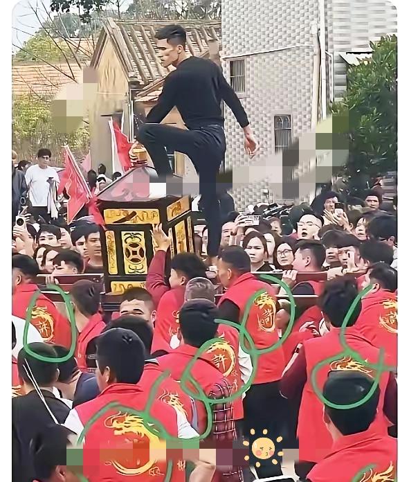 这行为真的无法理解！他怎么敢脚踏妈祖轿顶，也太狂了吧！这位许姓人士直接成了