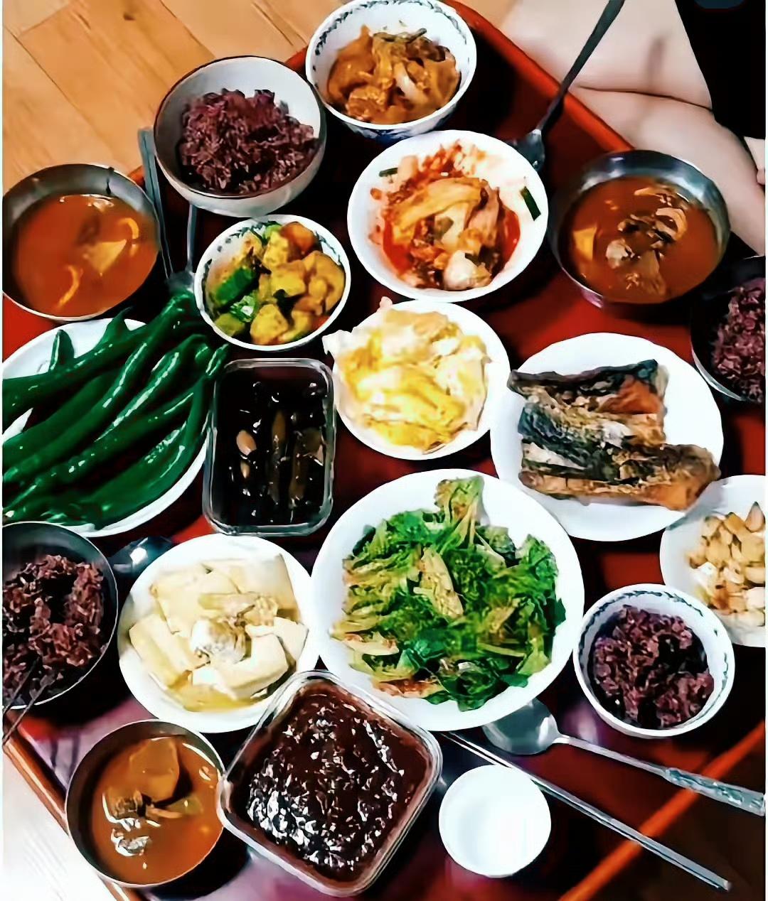 一位嫁到韩国的中国女子，兴奋地展示韩国婆婆为她准备的"月子餐"。大陆婆婆如果做这