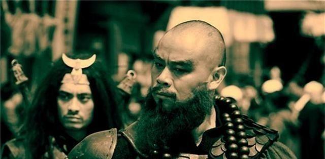 宋江提出招安，武松第一个反对，拿刀要杀宋江！李逵、花荣、王英都站了出来，护在宋江