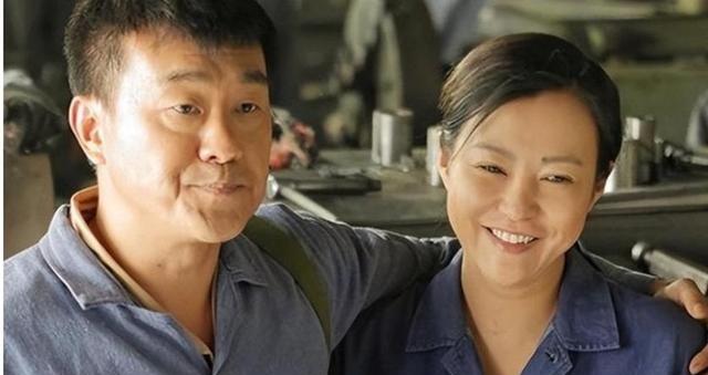 1998年，何冰拿出一个月工资为留学归来的同学李海洋接风洗尘，酒过三巡，李海洋说