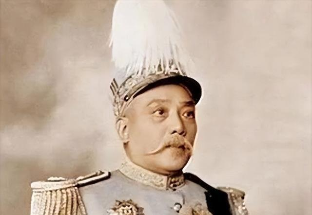 据袁世凯贴身侍卫陶树德回忆，袁世凯每天5点起床后，先喝鸡汤、牛肉汤开胃；7点左右