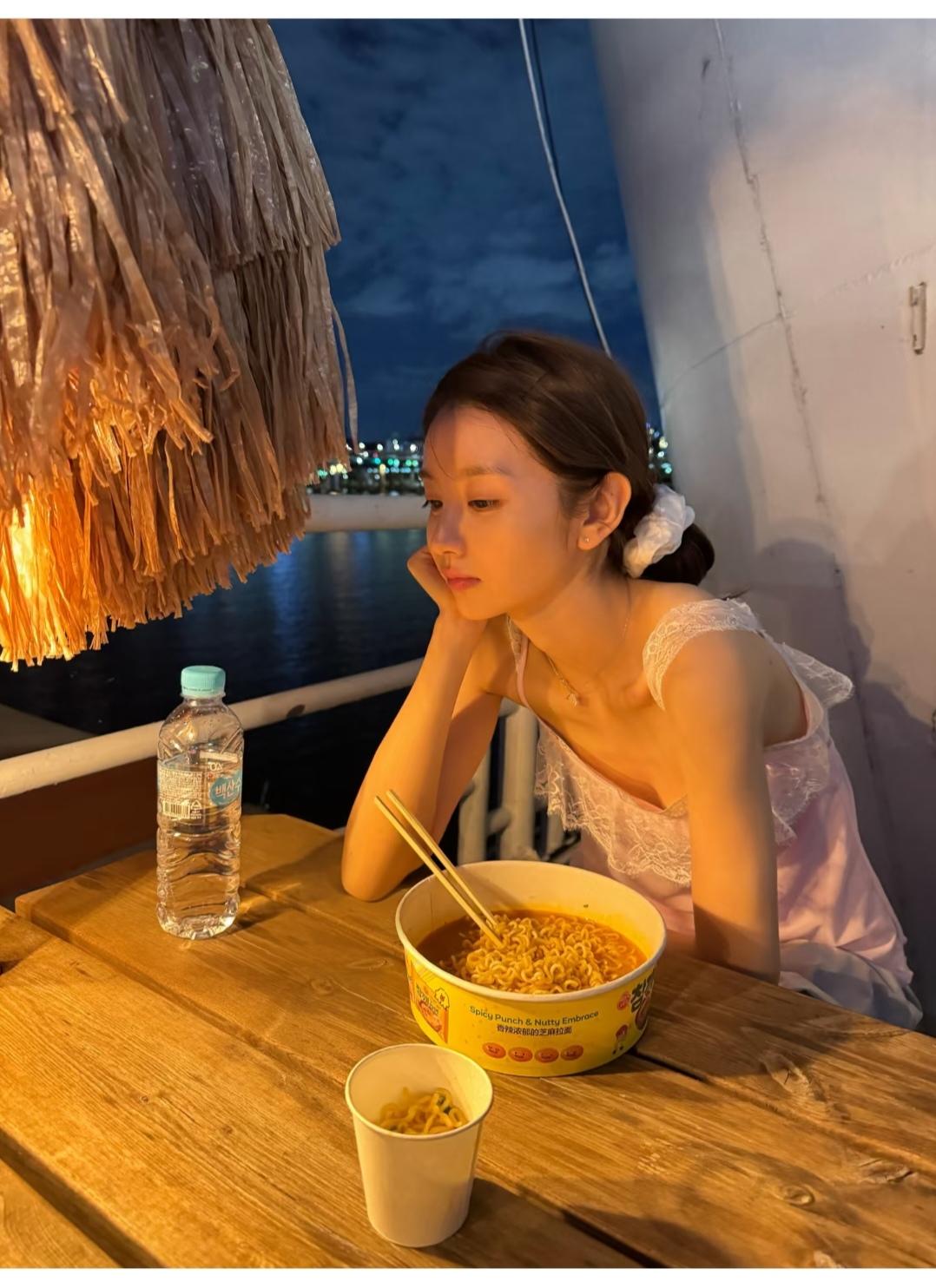 吃个泡面都这么有情调。