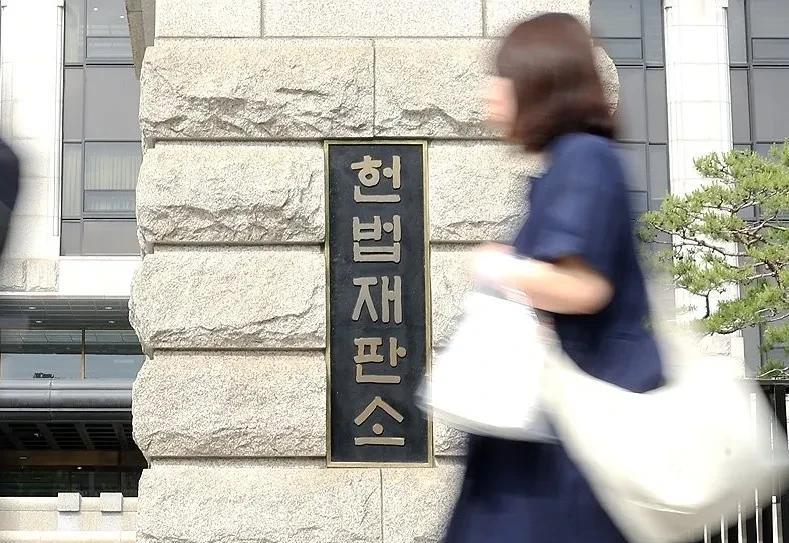 9日韩国法律界消息，宪法法院前一天以“请求不符合受理条件”为由，全部驳回了“暂停