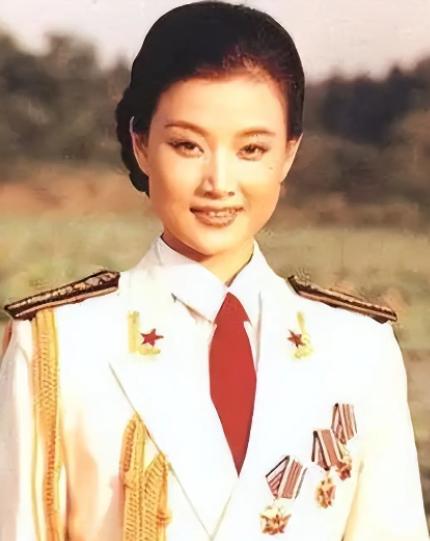 1996年，大红大紫的歌唱家宋祖英竟然硬生生亲手把年仅18岁、长相十分漂亮水灵的
